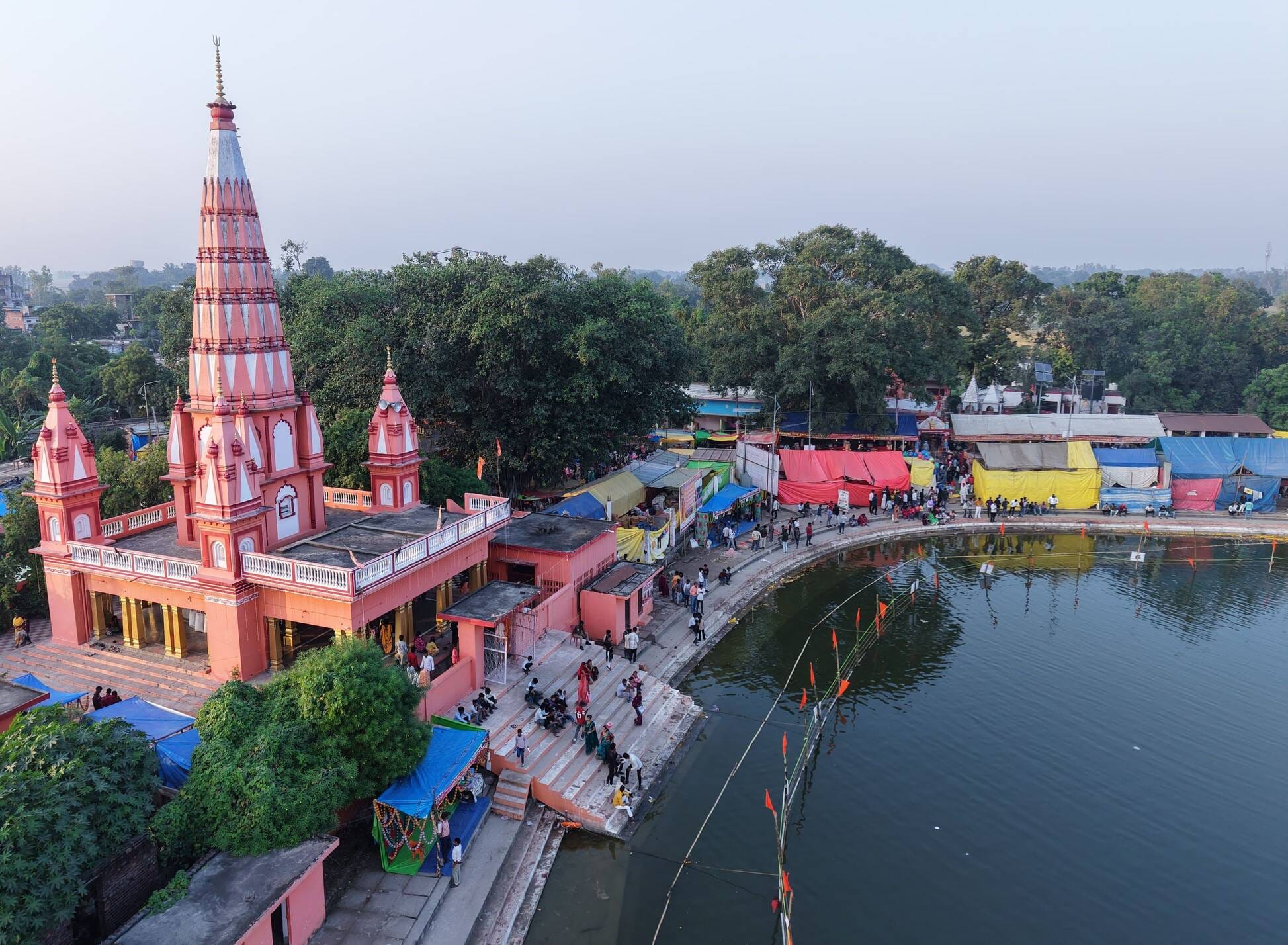 भारतभारी के कार्तिक पूर्णिमा में आयोजित होने वाला मेला परिसर में स्थित विशाल शिव मंदिर। स्रोत व