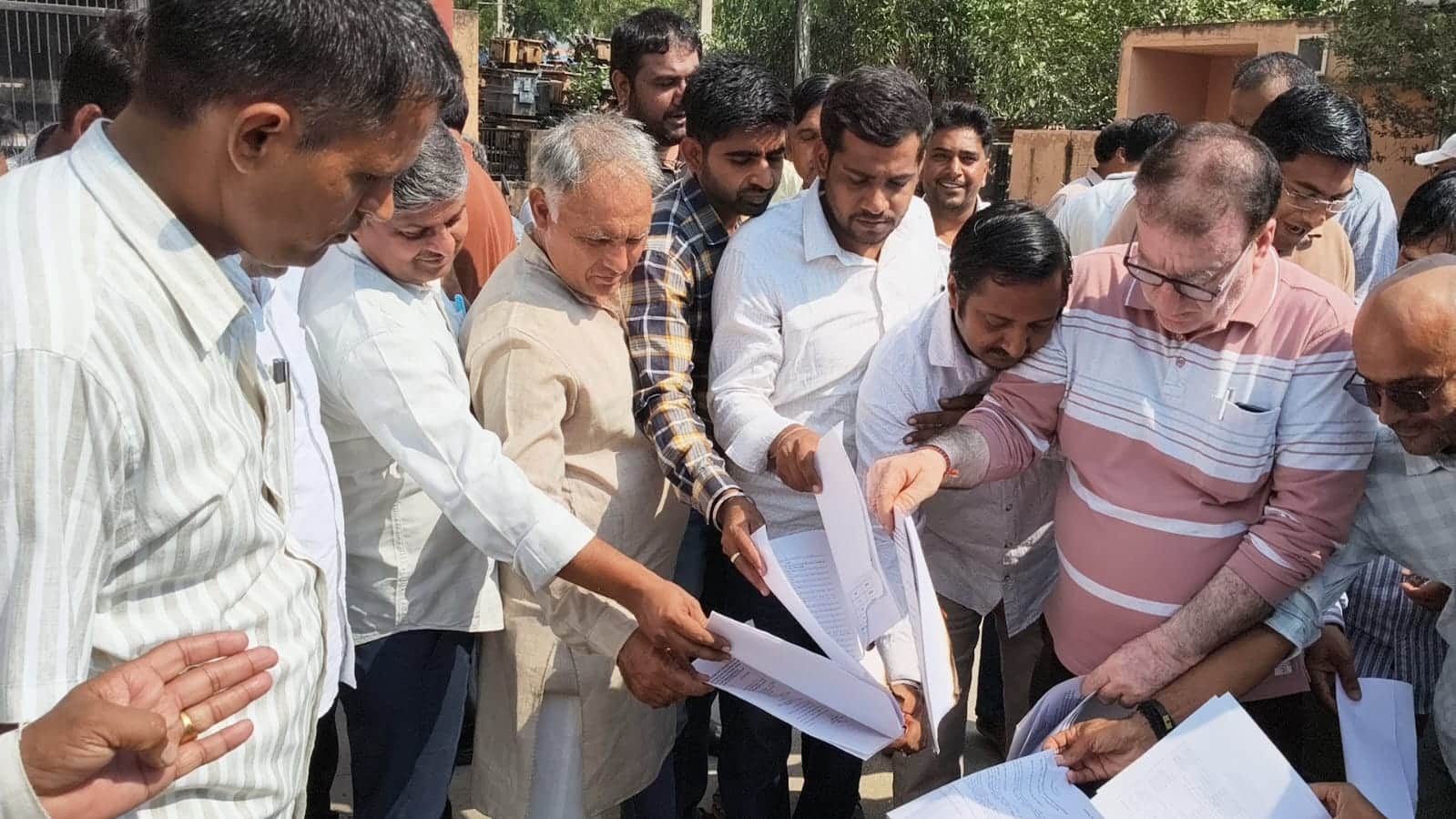 बिजली निजीकरण के खिलाफ रोष जताते कर्मचारी।