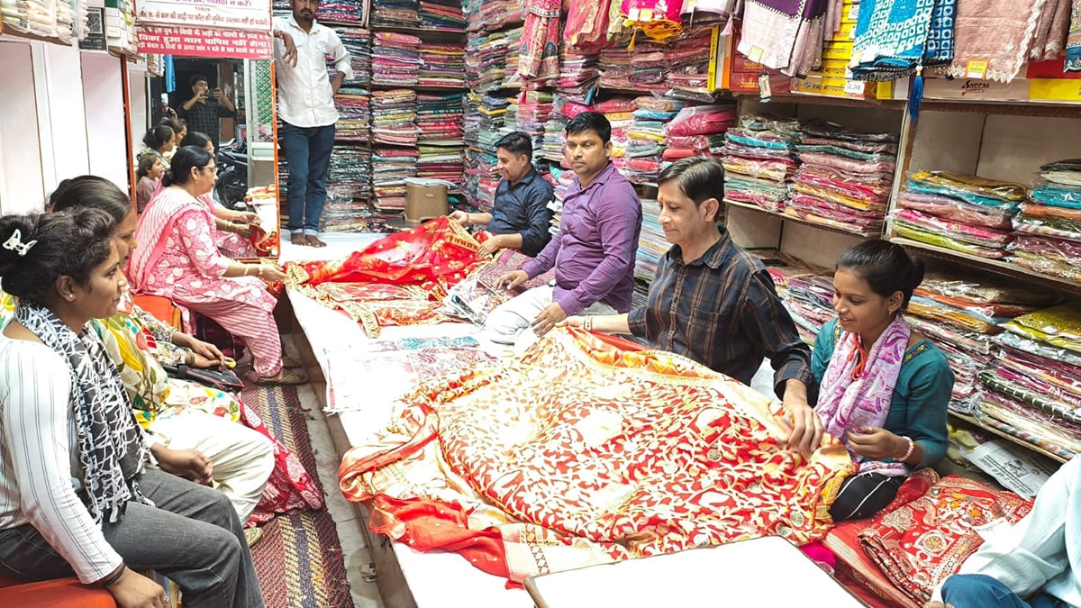 Bijnor News: करवाचौथ को लेकर सजे बाजार, महिलाएं कर रहीं खरीदारी