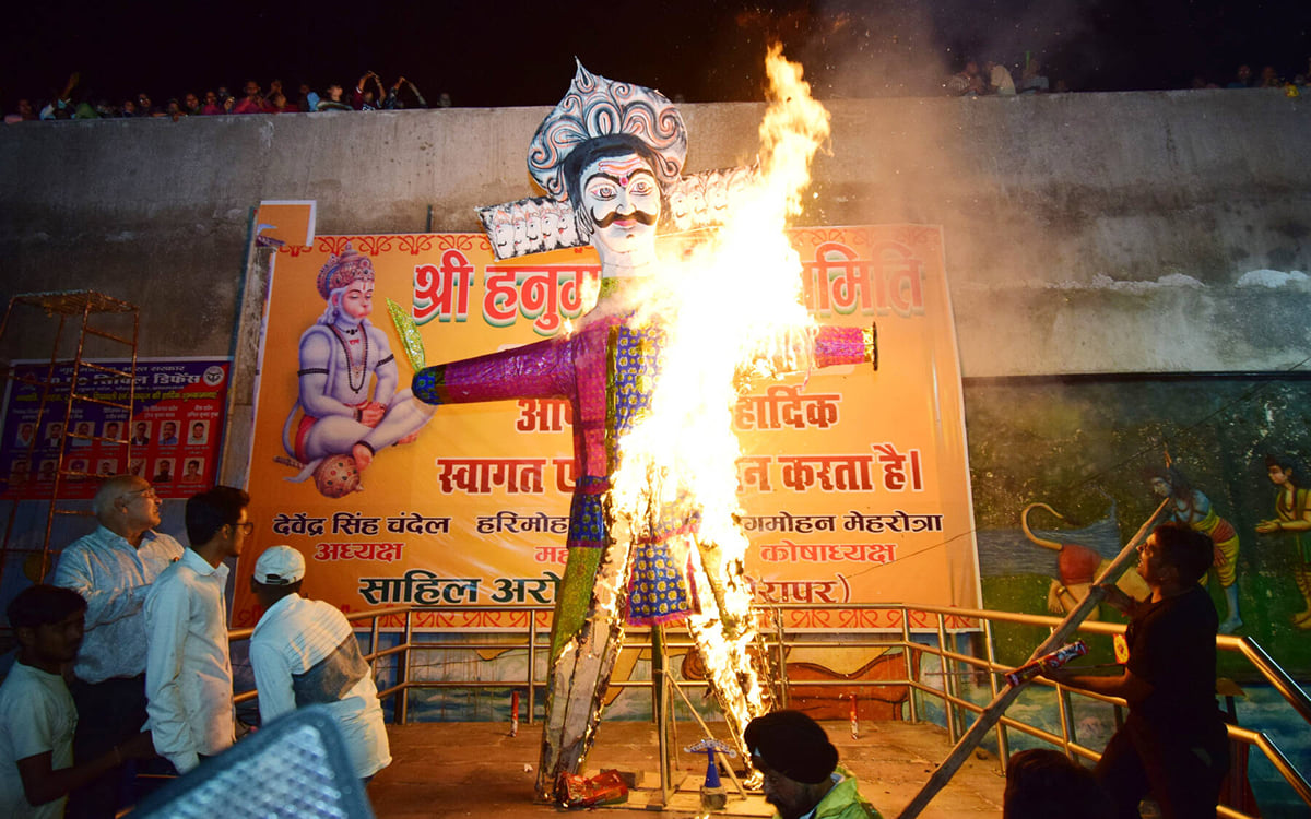 Prayagraj News: रावण वध होते ही लगे जय श्रीराम के जयकारे