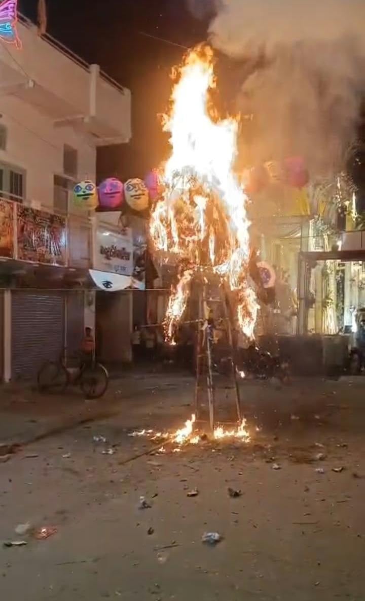 Deoria News: प्रभु श्रीराम के अग्निबाण से जला लंका नरेश रावण का अहंकार