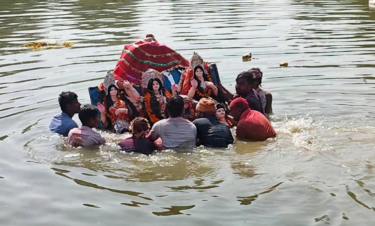 Jaunpur News: अबीर-गुलाल लगाकर मां दुर्गा को दी गई विदाई