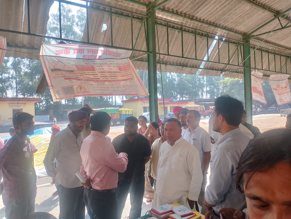 Pilibhit News: धान खरीद केंद्रों का विधायक ने किया निरीक्षण, चार प्रभारी मिले गायब