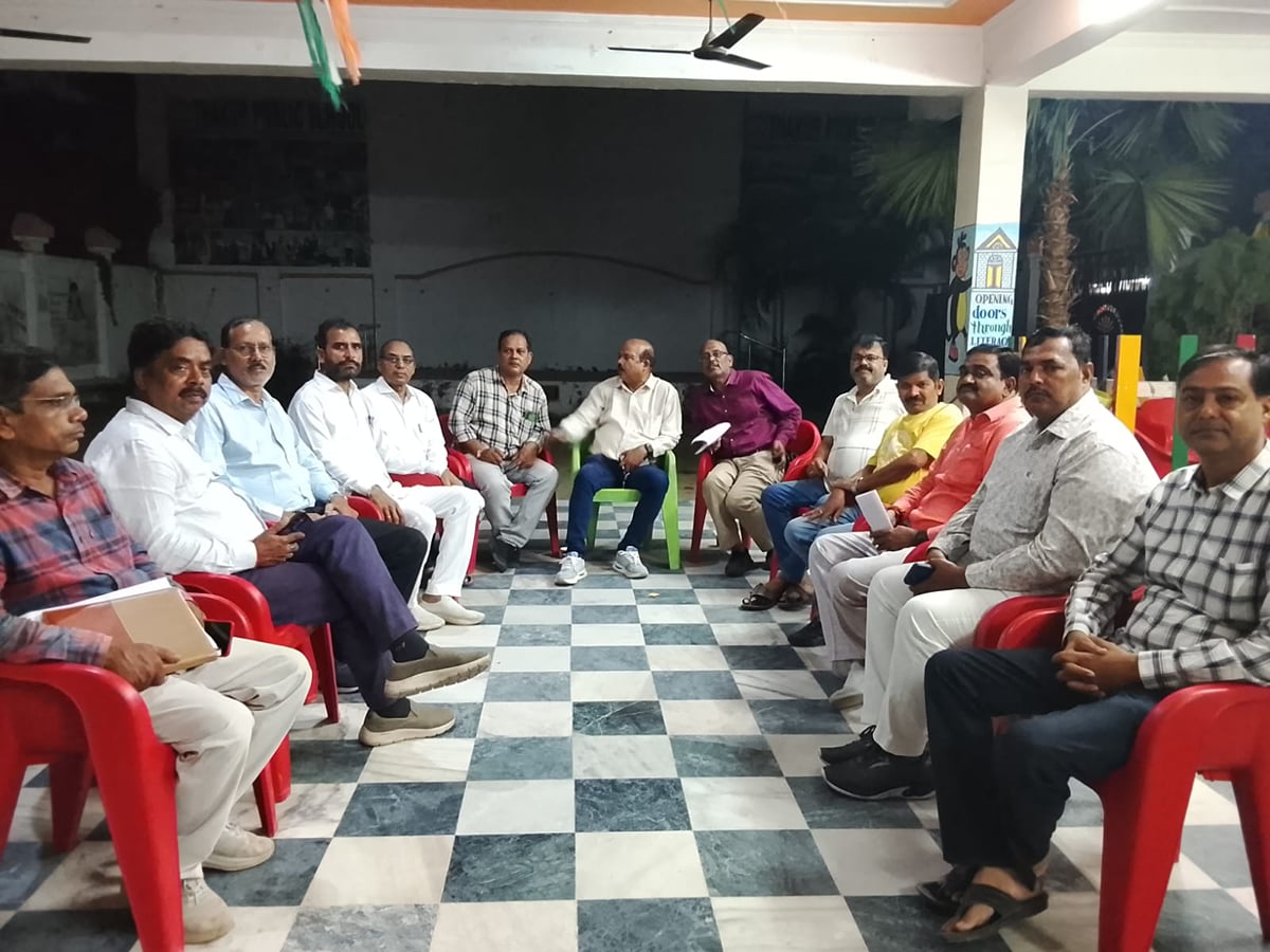 Lucknow News: नए नियमों से व्यापारी परेशान, युवा प्रकोष्ठ भंग