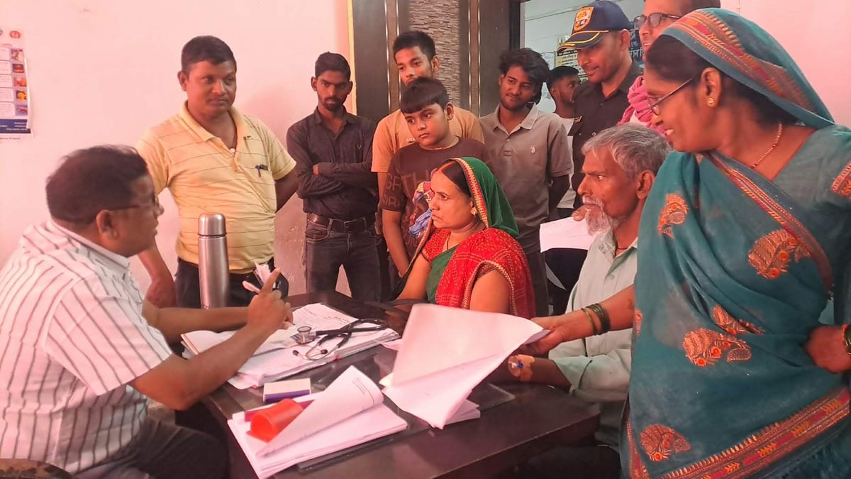 Chandauli News: छुट्टी के बाद अस्पताल खुलते ही उमड़ी मरीजों की भीड़