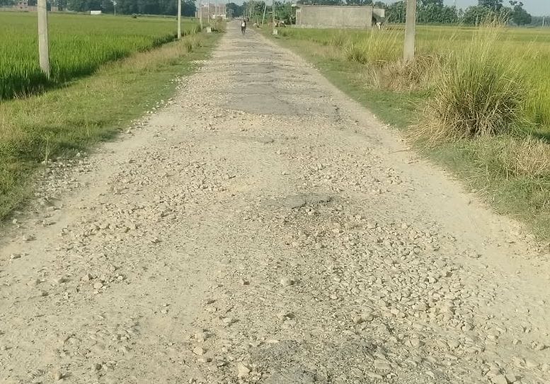 चिल्हिया क्षेत्र के कपिया से कोड़रा होते हुए जिला मुख्यालय तक जाने वाली सड़क मार्ग पूरी तरह जर्