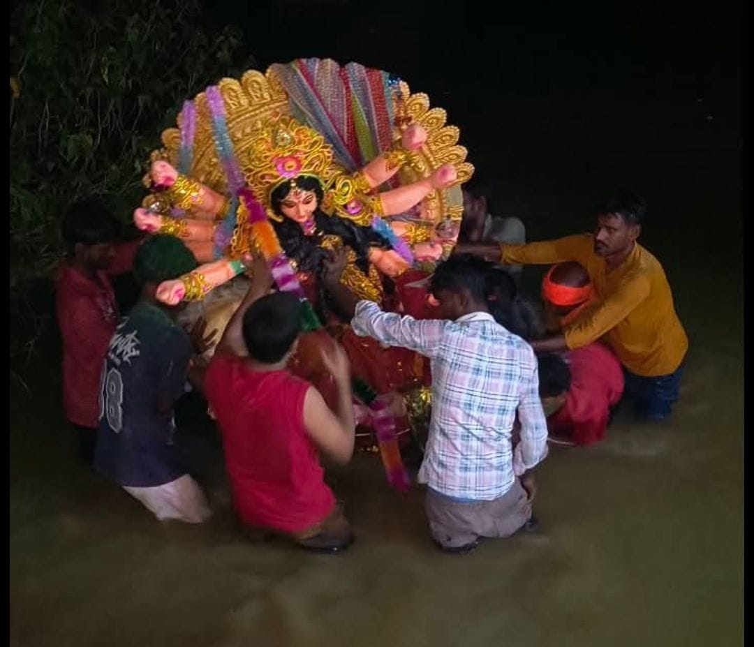 चिल्हिया क्षेत्र के पलटा देवी पोखरे प्रतिमा का विसर्जन करते श्रद्धालु। संवाद