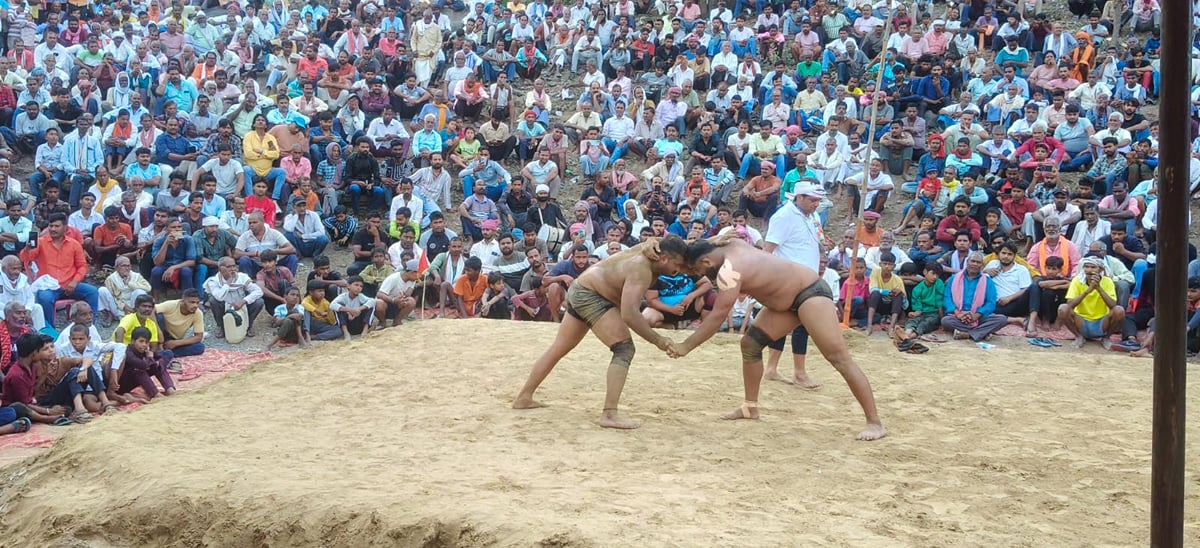 Mirzapur News: पंजाब और यूपी के पहलवानों में बराबरी पर छूटी 51000 की कुश्ती