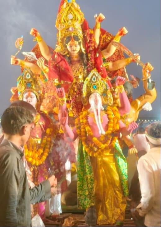 Mirzapur News: 59 दुर्गा प्रतिमाओं का विसर्जन सुरक्षा में मुस्तैद रही पुलिस