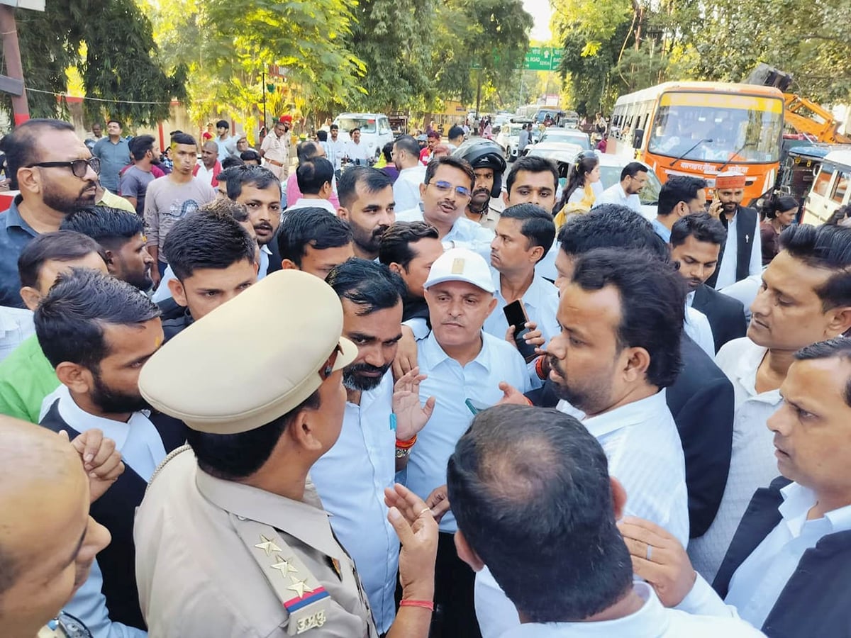 Bahraich News: कार की टक्कर से घायल  हुए अधिवक्ता, प्रदर्शन