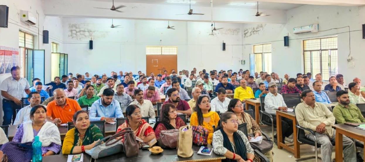 डायट में आयोजित प्रशिक्षण में मौजूद शिक्षक।-