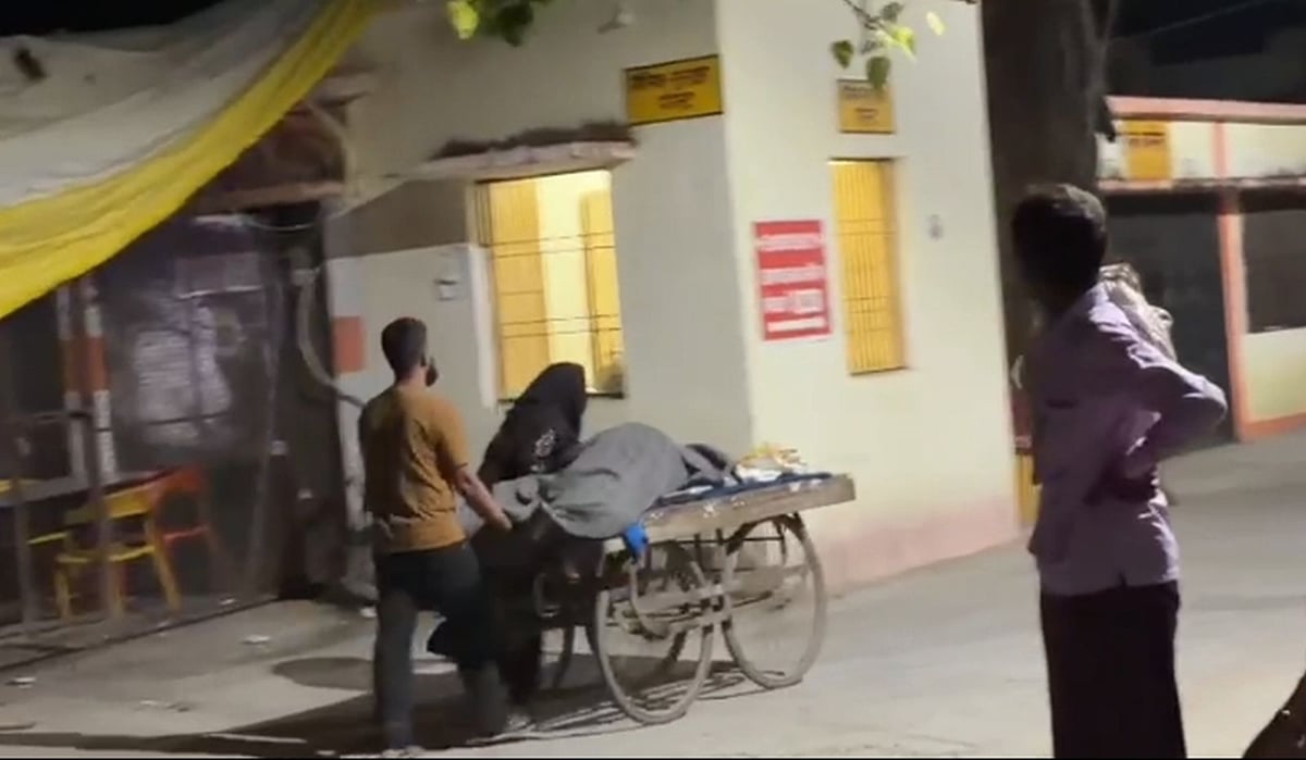 Budaun News: एंबुलेंस नहीं मिली तो ठेली पर मरीज को लेकर पहुंचे जिला अस्पताल