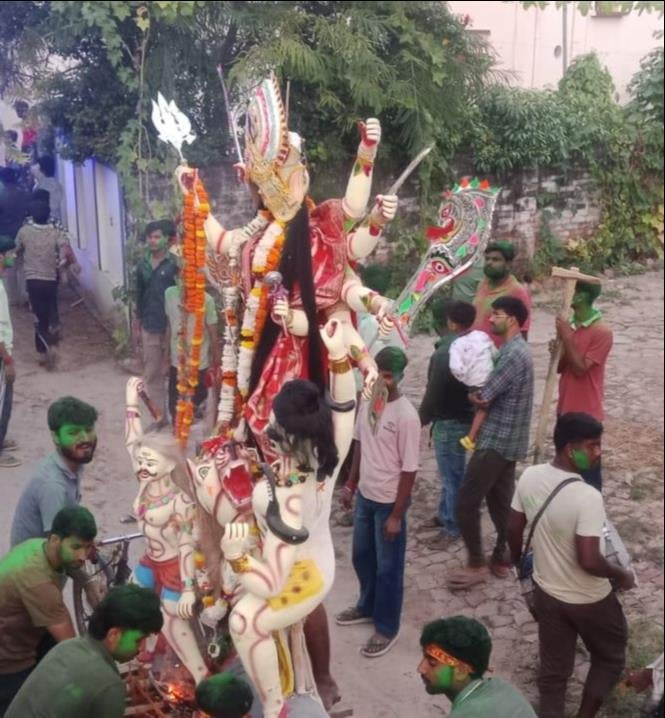 Ballia News: नौ दिन की आराधना के बाद 100 घाटों पर प्रतिमाओं का विसर्जन