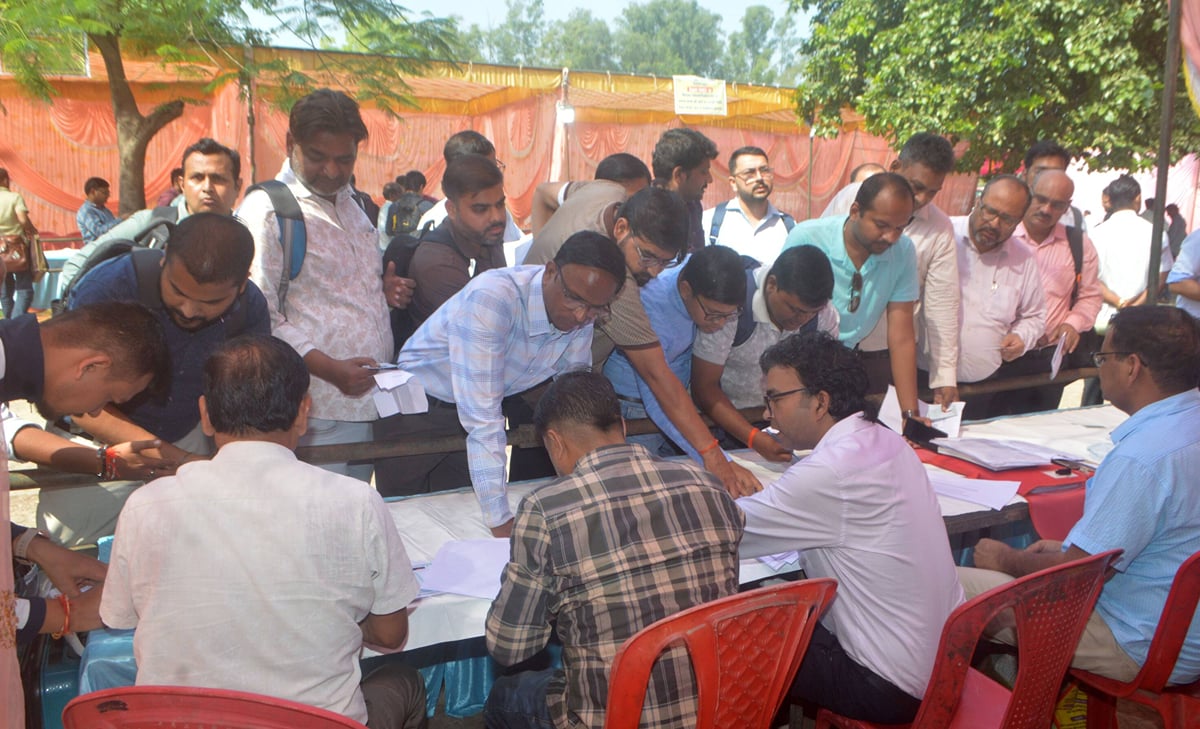 Hardoi News: शिक्षक और स्नातक एमएलसी प्रत्याशियों का भाग्य मतपेटी में आज होगा कैद