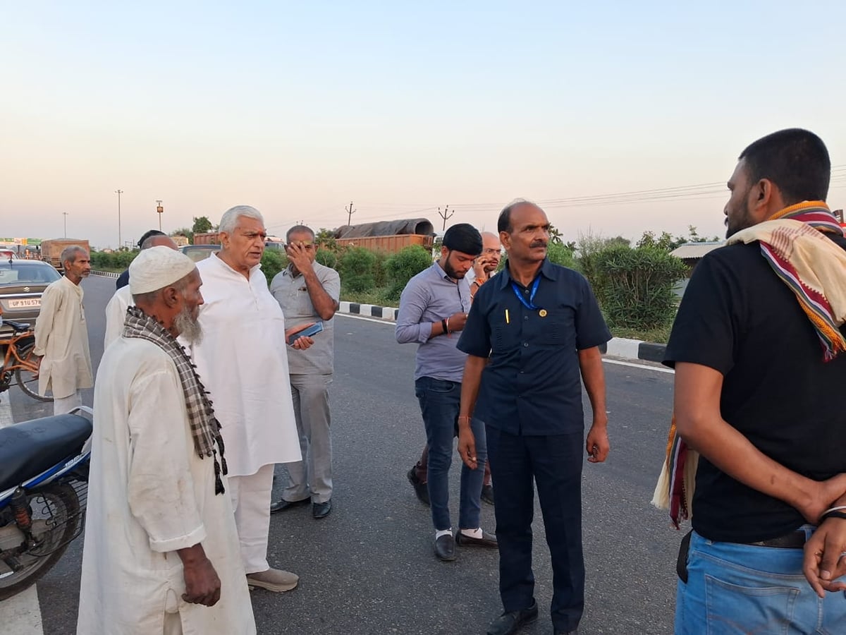 Jalaun News: शव लेकर जा रही एंबुलेंस की टक्कर से ऑटो पलटा, आठ घायल