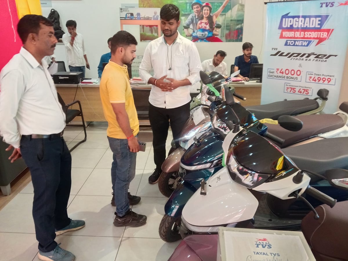 Hardoi News: धनतेरस और दिवाली में उछाल मारने को बाइक बाजार बेकरार