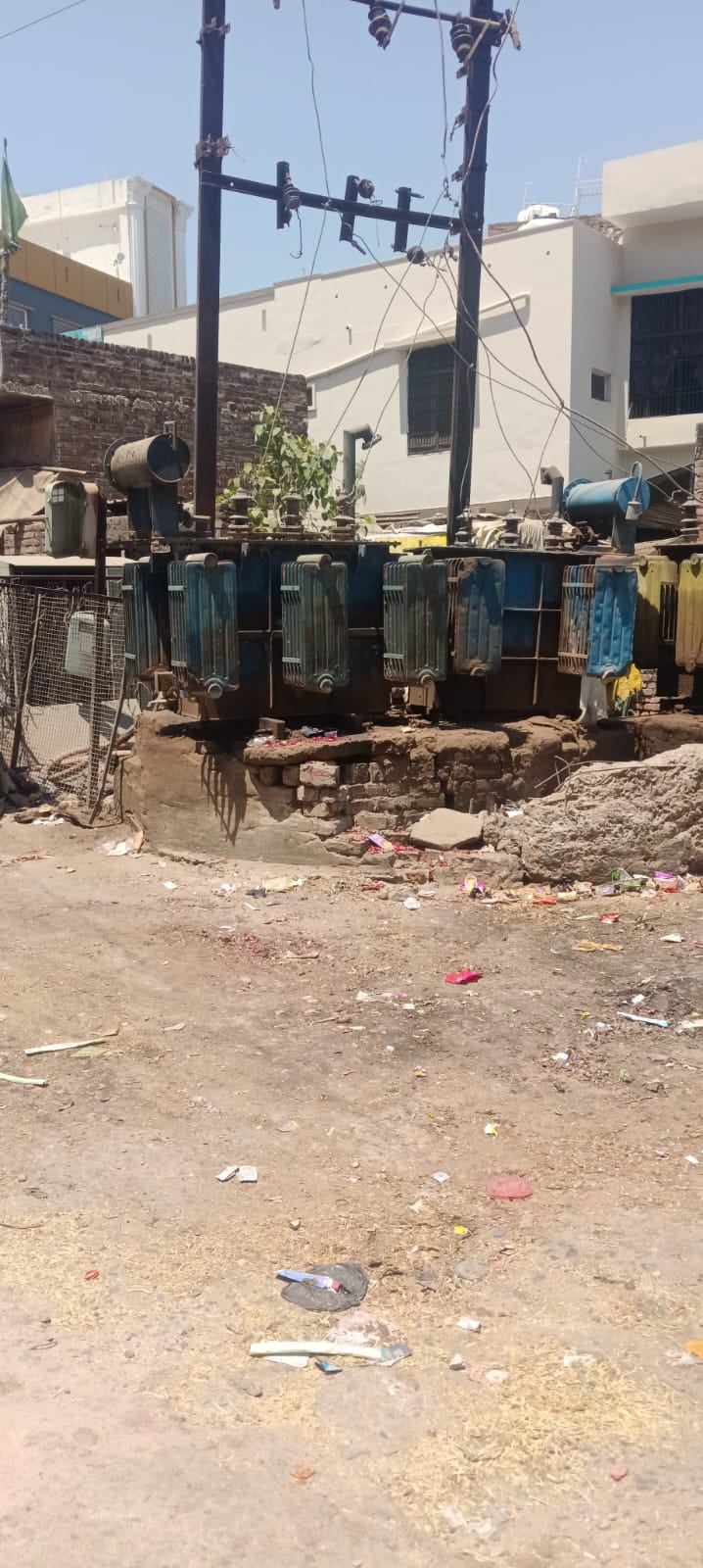 Jalaun News: 500 ट्रांसफार्मर फुंके, 80 लाख खर्च फिर भी किल्लत