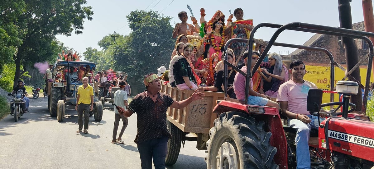 Fatehpur News: शोभायात्रा निकाल नम आंखों से दी मां दुर्गा को विदाई