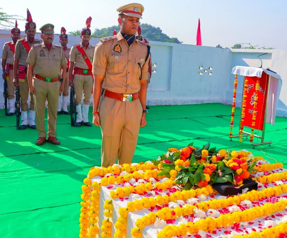 Mahoba News: पुलिस स्मृति दिवस पर बलिदानी जवानों को किया नमन