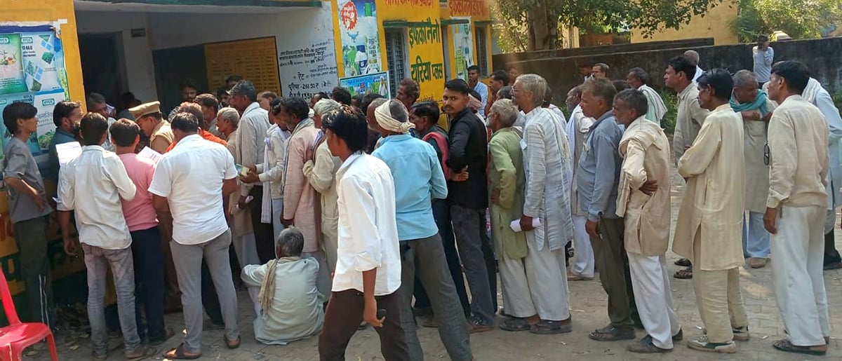 Mahoba News: खाद न मिलने पर किसानों का हंगामा