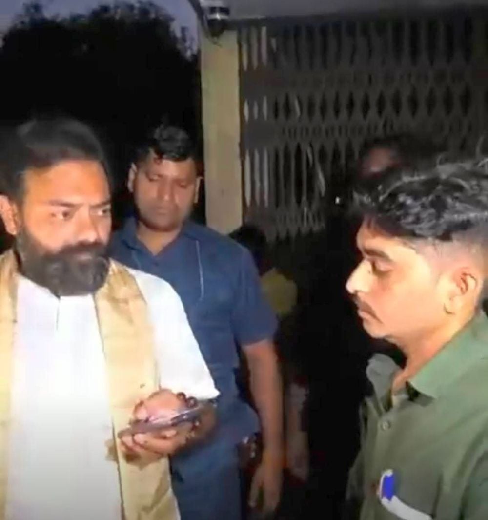 Mahoba News: बीज की 100 बोरियां दूसरे स्थान भेजने पर भड़के विधायक