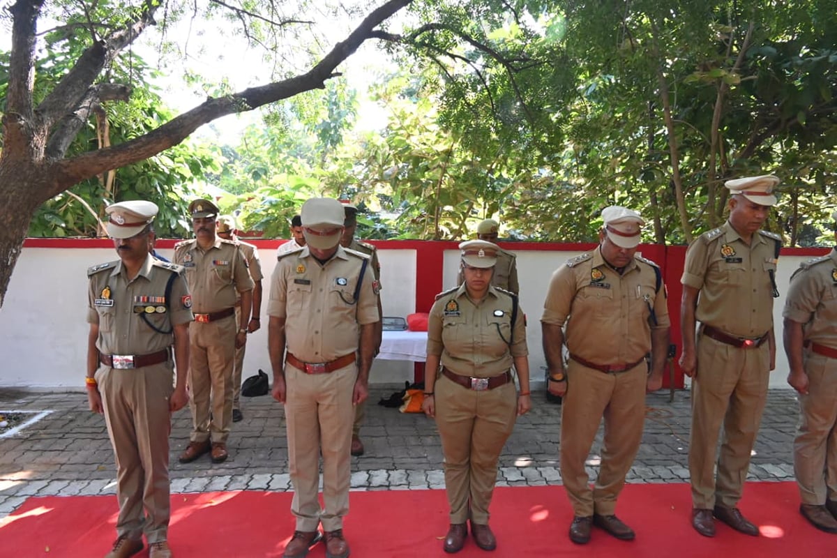 Chitrakoot News: पुलिस स्मृति दिवस पर शहीदों को श्रद्धांजलि, दो मिनट का रखा माैन