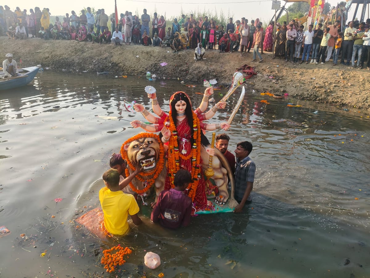 Chitrakoot News: गाजे-बाजे संग देवी प्रतिमाओं का विसर्जन