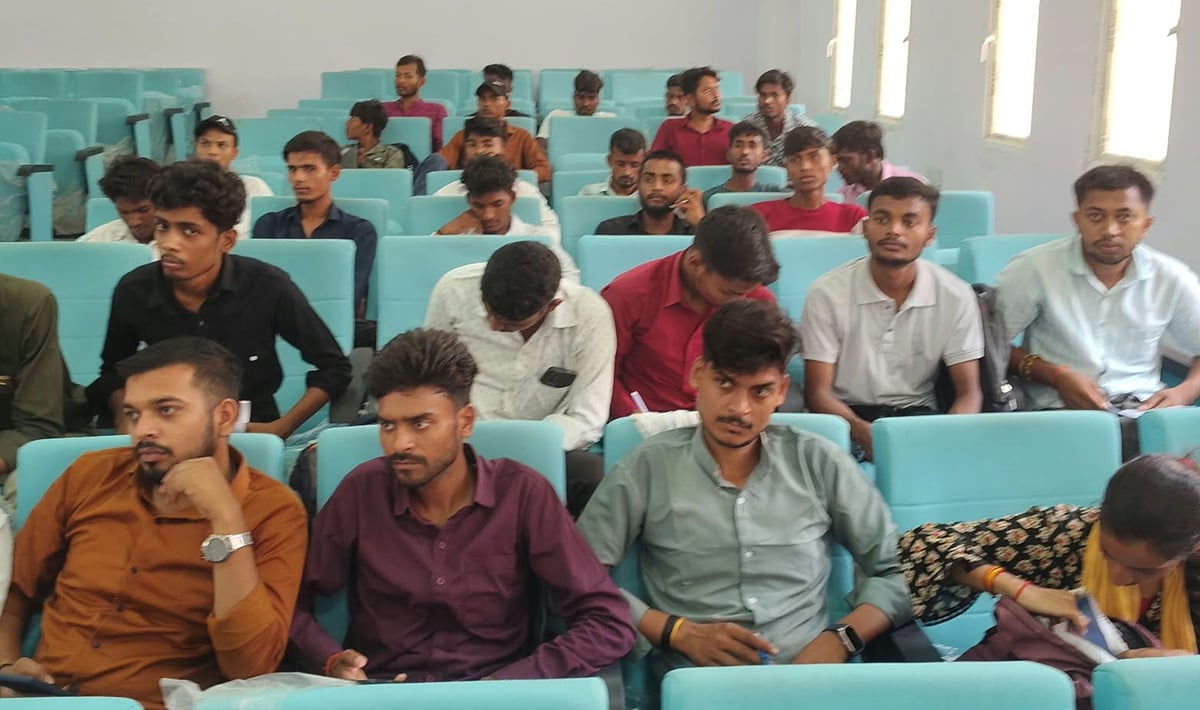 Fatehpur News: रोजगार मेले में 15 अभ्यर्थियों का चयन, 19,500 रुपये मिलेगा वेतन
