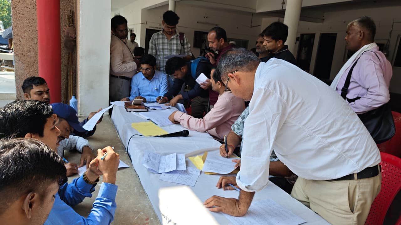 फोटो 22 सीकेटीपी 12 कलक्ट्रेट में काउंटर पर उपस्थिति दर्ज कराने कर्मचारी। संवाद