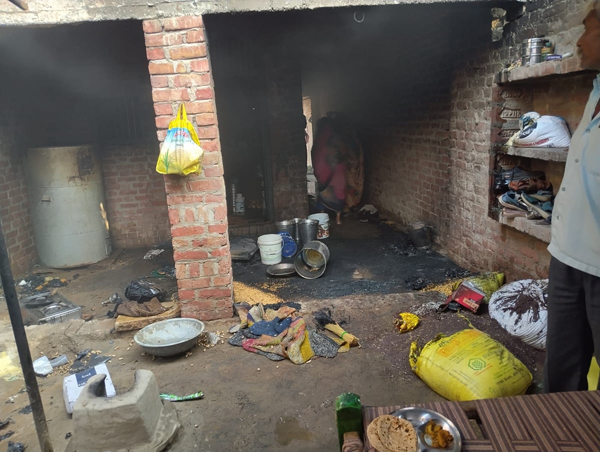 Mainpuri News: सिलिंडर में आग लगने से गृहस्थी का सामान जला