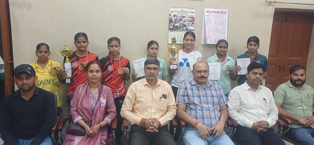 Mainpuri News: मेधावियों को मेडल पहनाकर किया सम्मानित
