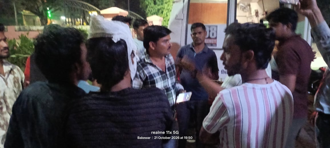 Etawah News: एंबुलेंस चालक की मनमानी से आधे घंटे तक तड़पे दो घायल