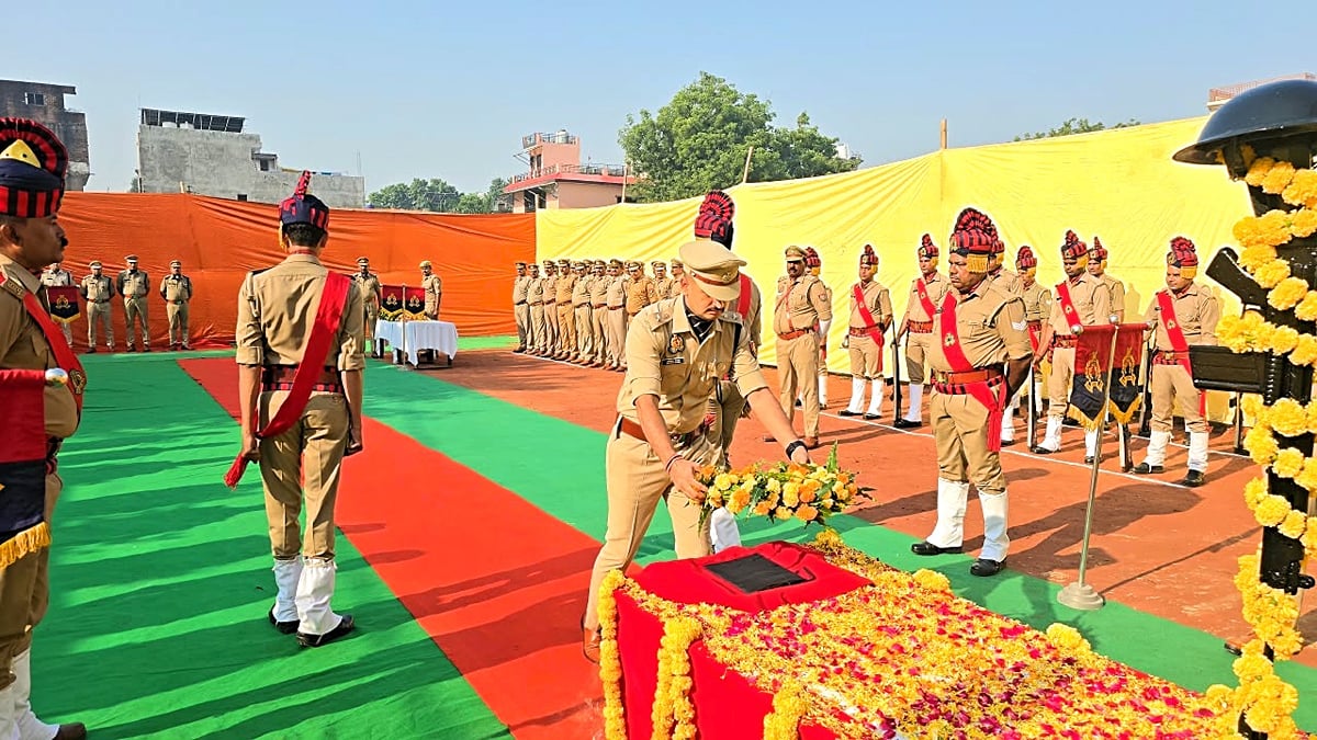 Auraiya News: लाइन में पुलिस ने शहीदों को दी गई श्रद्धांजलि