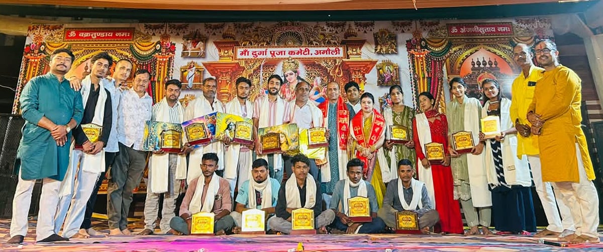 Fatehpur News: मेधावी बेटियां और सामाजिक कार्यकर्ता सम्मानित