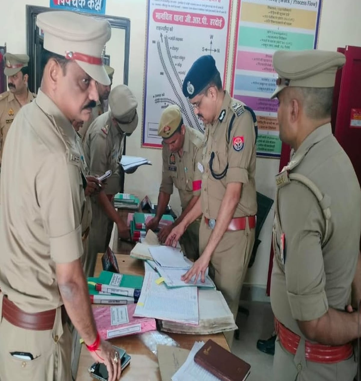 Hardoi News: आईजी ने जीआरपी थाने का किया वार्षिक निरीक्षण, सुरक्षा व्यवस्था परखीं