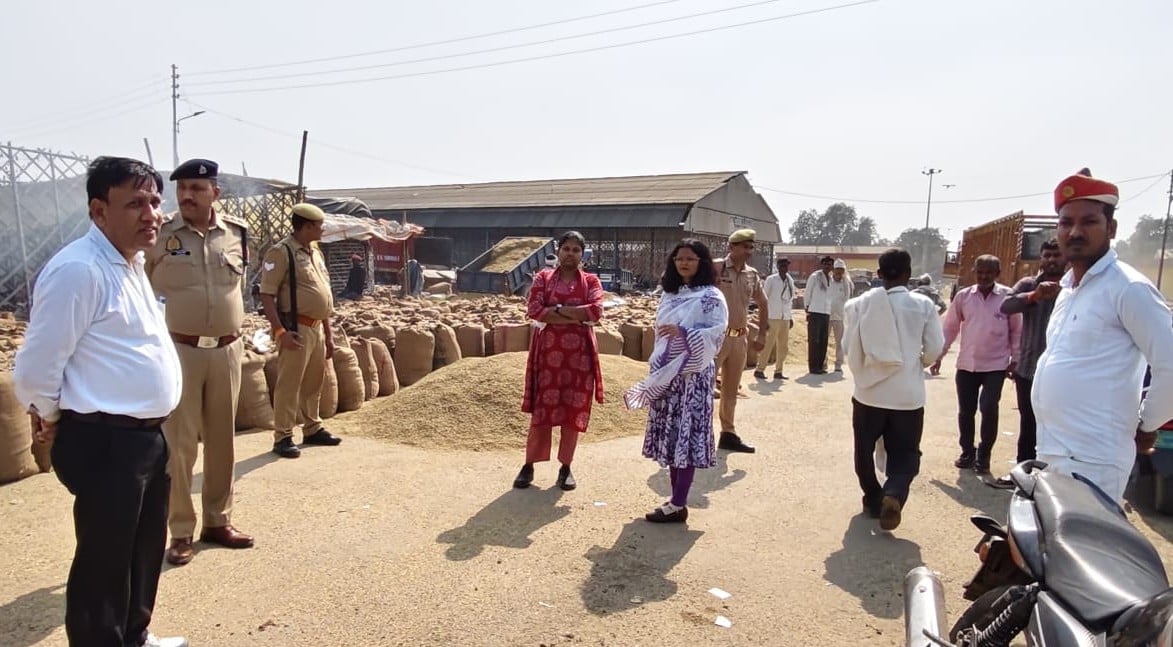 Etawah News: तेजी से पूरा किया जाए वैकल्पिक रास्ते का निर्माण