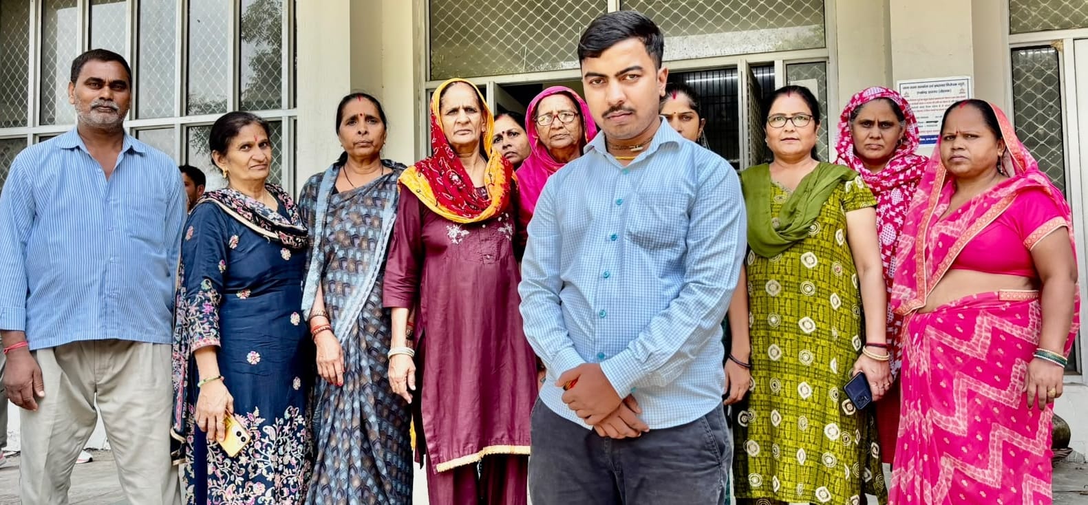 फोटो-54: पेयजल व सीवर की समस्या को लेकर लघु सचिवालय पहुंचे वार्ड 8 के लोग। स्रोत वार्डवासी