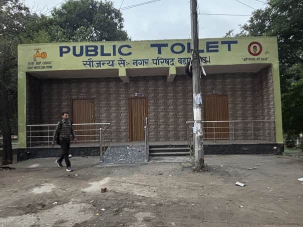 फोटो-57: बहादुरगढ़ में बने शौचालय पर लटका ताला। संवाद