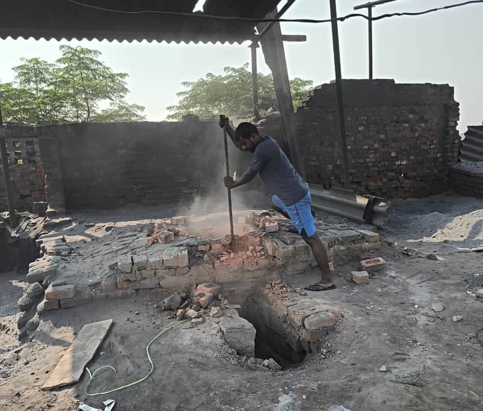 फोटो-59: बहादुरगढ़ में अवैध भट्ठी तोड़ता कर्मचारी। संवाद