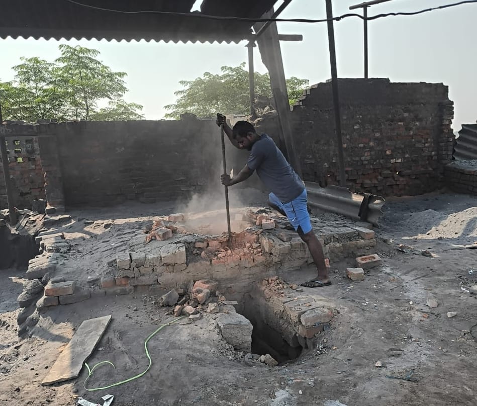 फोटो-59: बहादुरगढ़ में अवैध भट्ठी तोड़ता कर्मचारी। संवाद