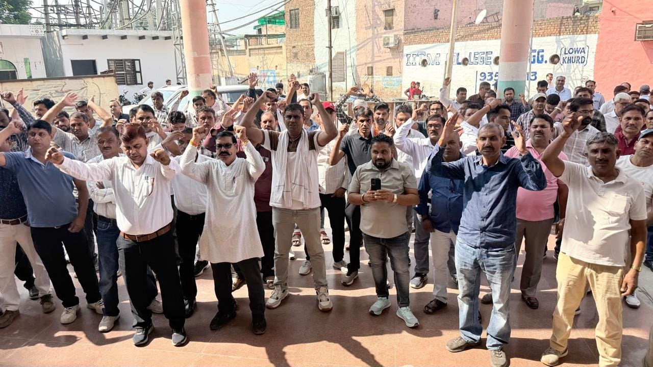 -फोटो 83 : सरकार के खिलाफ नारेबाजी करते बिजली कर्मचारी। स्रोत मोर्चा