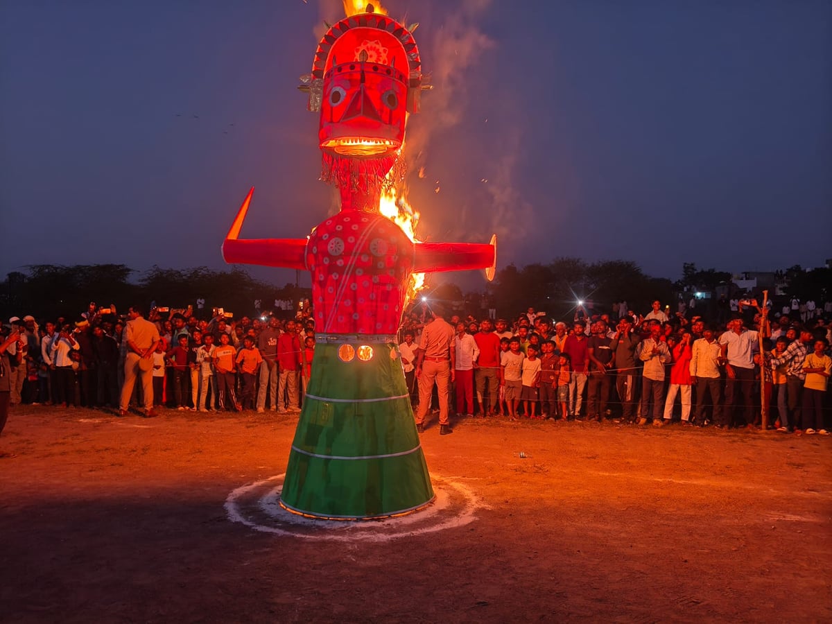 Chitrakoot News: रावण जलते ही गूंजा जय श्रीराम