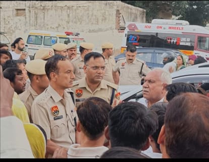 फोटो नंबर-10परिजनो को आश्वासन देने के लिए पहुंचे विधायक ओमप्रकाश यादव। संवाद