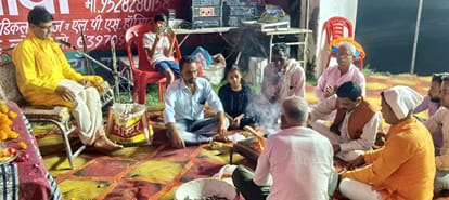 गणेश पूजन और हवन करते रामलीला कमेटी के पदाधिकारी। संवाद