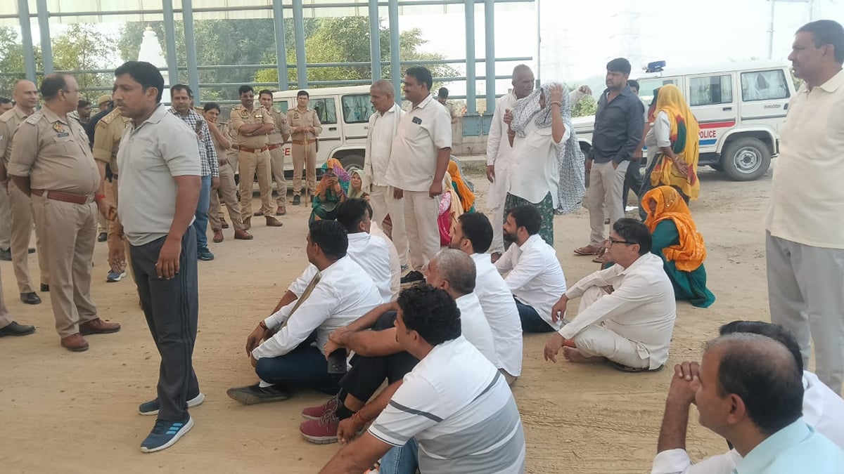 Noida News: गिरफ्तार किसानों की बिना शर्त रिहाई की मांग