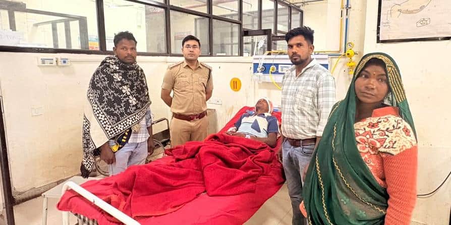 घायल से मिलने पहुंचे अधिकरी।