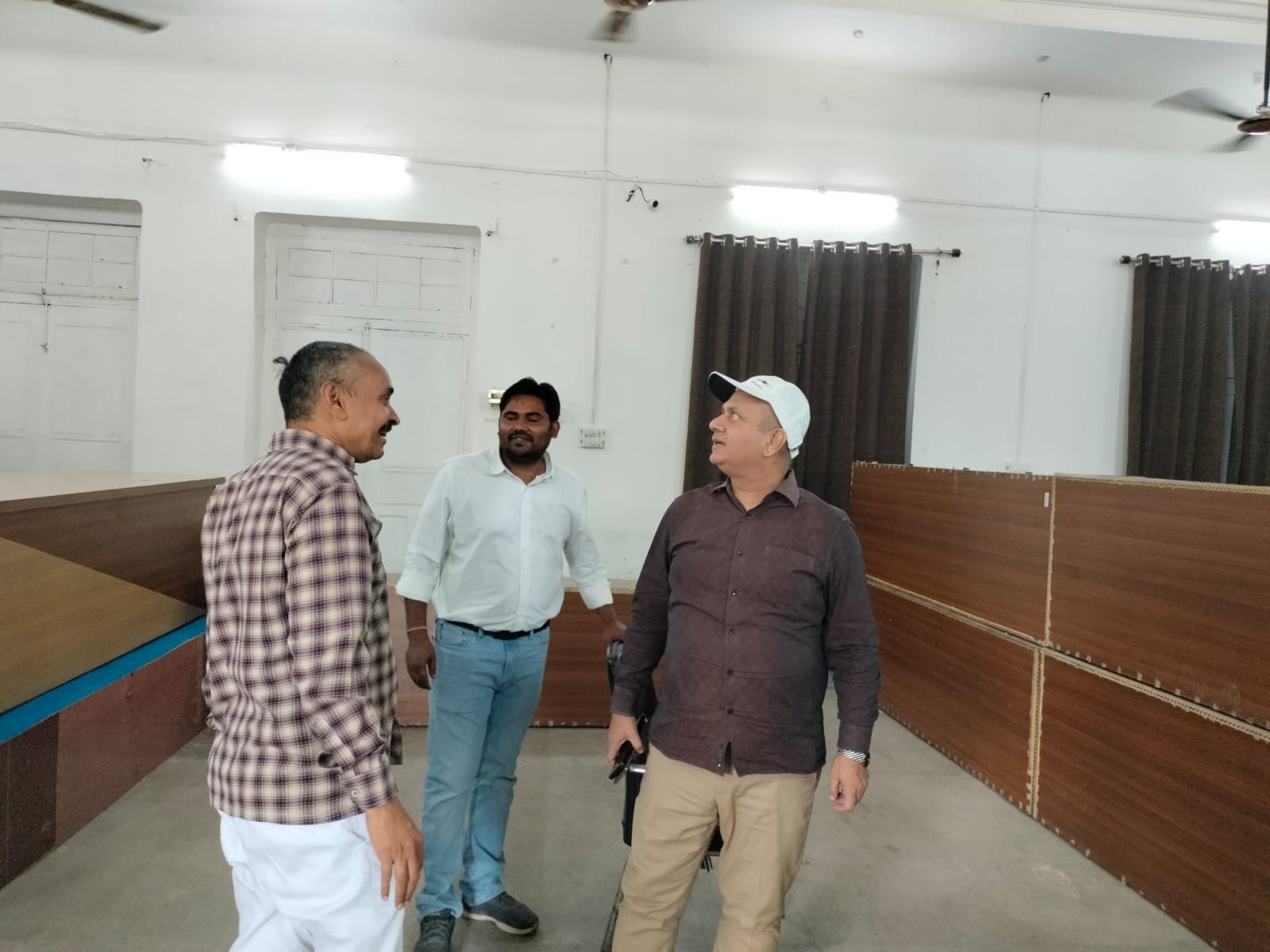 हापुड़ नगर पालिका मतदान केंद्र का निरीक्षण करते ईओ। संवाद