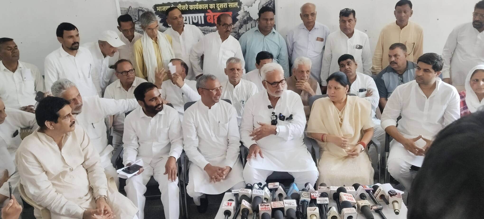 हिसार में पत्रकारों से बातचीत करते सांसद जयप्रकाश, साथ में हैं विधायक गीता भुक्कल व नरेश सेलवाल