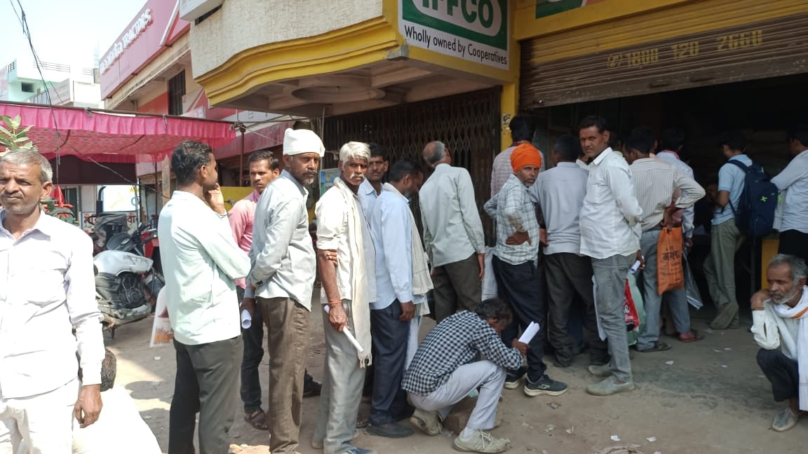 Lalitpur News: खाद की दुकानों व समितियों पर बढ़ी डीएपी की मांग