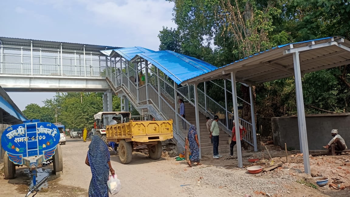 Lalitpur News: रेलवे स्टेशन पर नेहरूनगर के लिए फुटओवरब्रिज बनकर तैयार